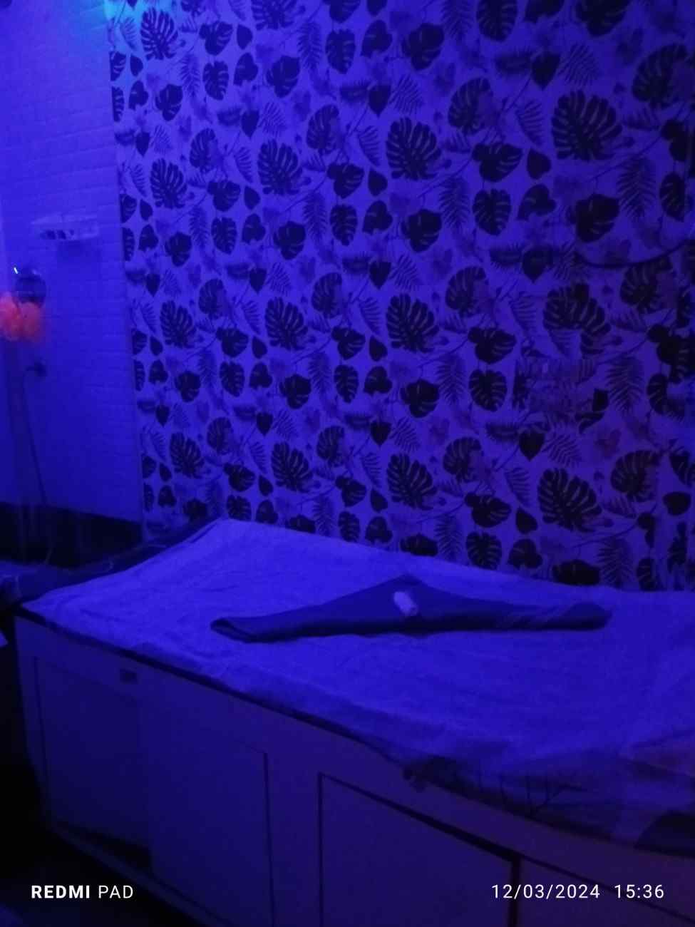 Roy Relax Spa bed area