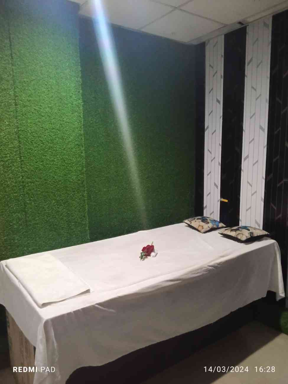 Spa Golden crown bed area