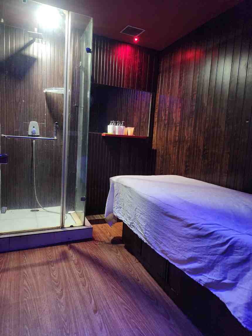 Golden Crown Plaza Spa bed area