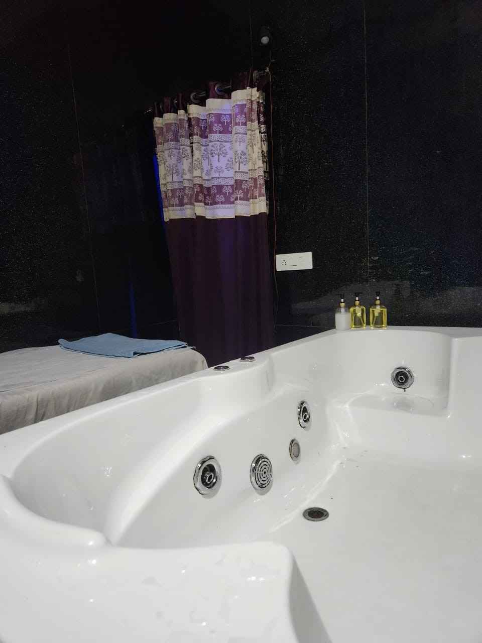 Golden Crown Plaza Spa bed area