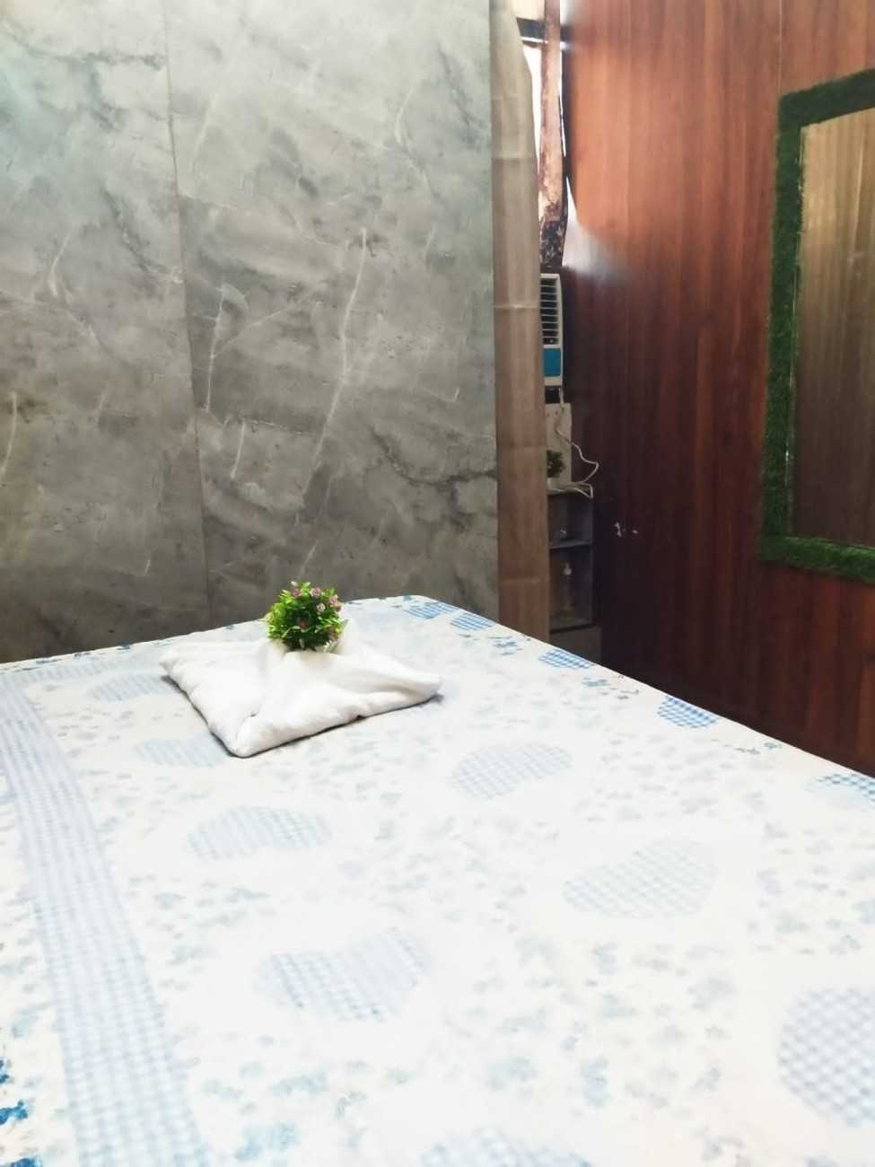 DELHI ROYAL SPA bed area
