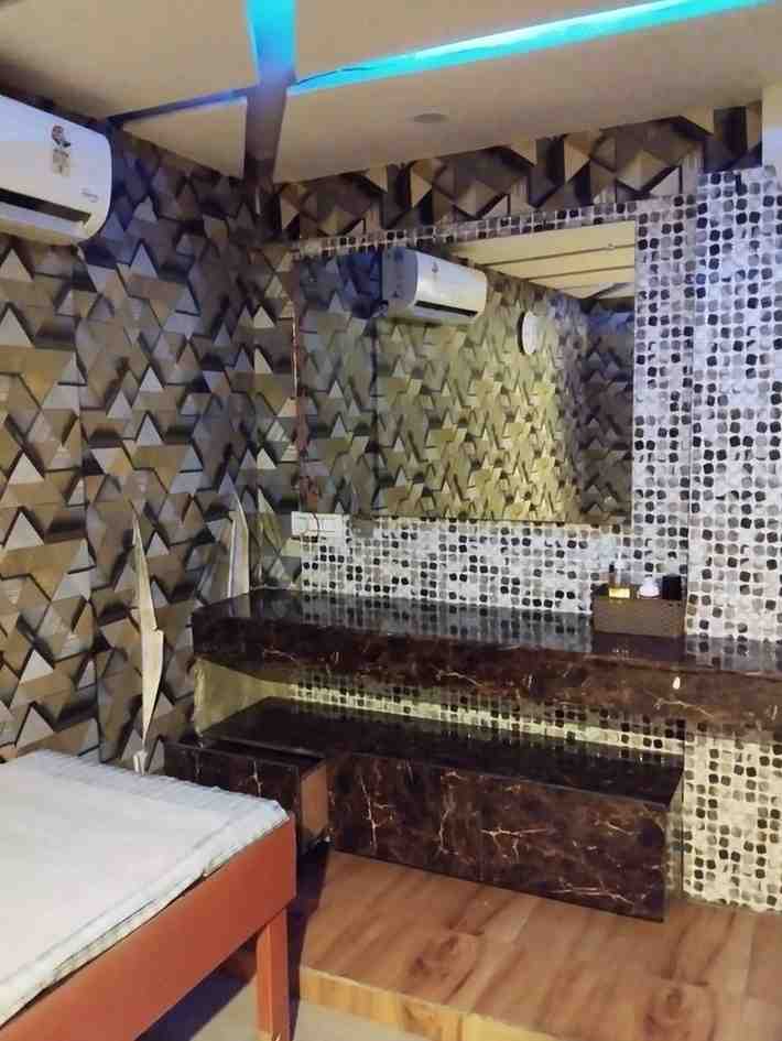 RELAXING BODY LUXURY SPA bed area