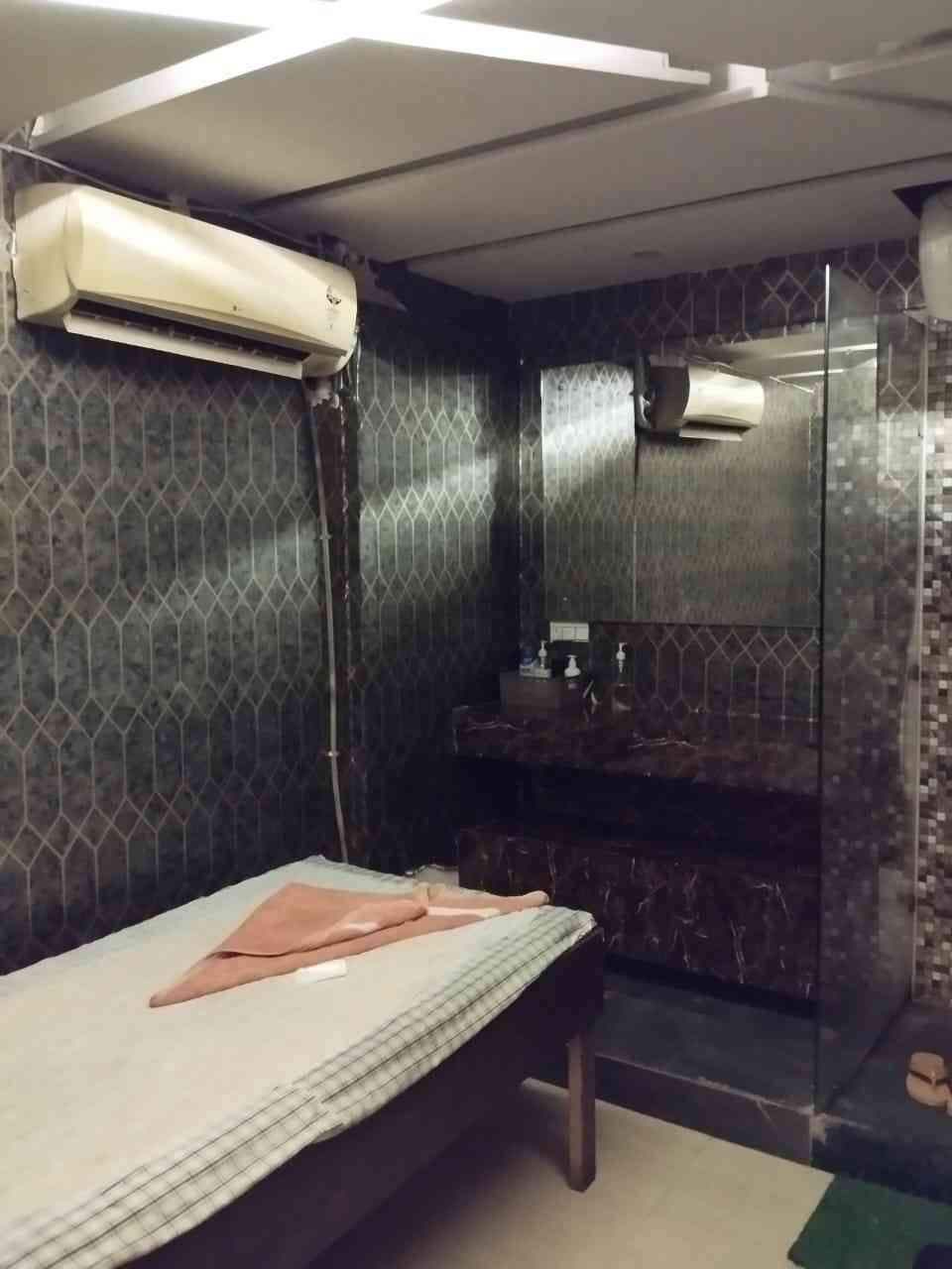RELAXING BODY LUXURY SPA bed area