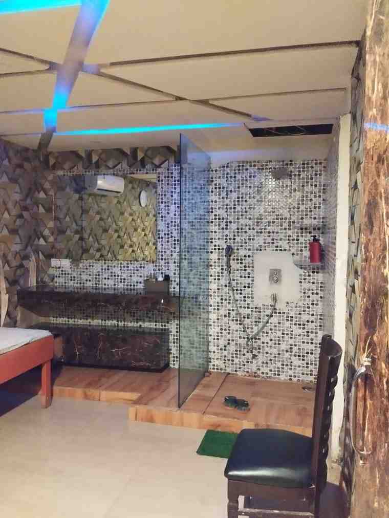 RELAXING BODY LUXURY SPA bed area