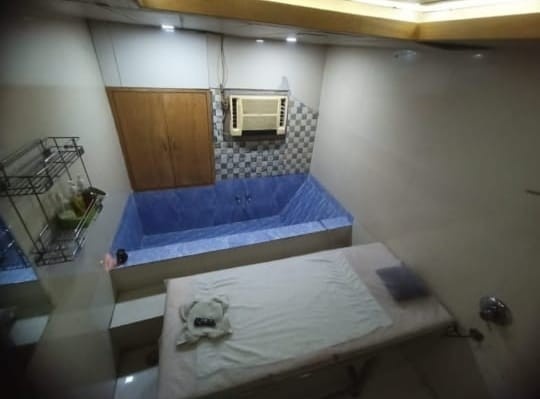 AZA SPA & SALOON bed area