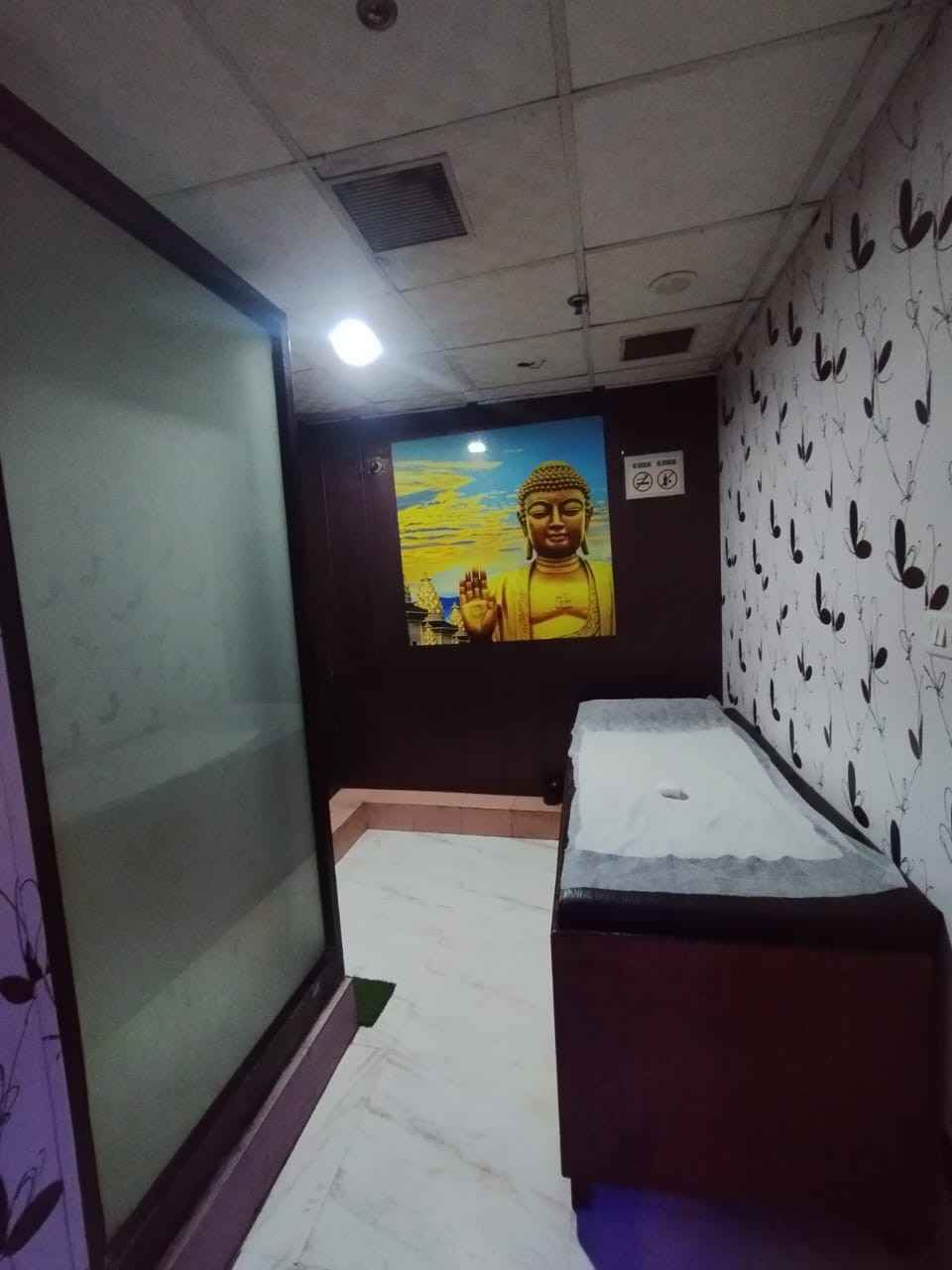 Glo Spa & Wellness bed area